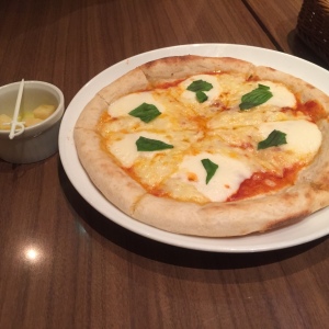 トラベルカフェのマルゲリータピザ
